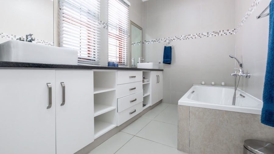 4 Bedroom Property for Sale in Heatherlands Western Cape
